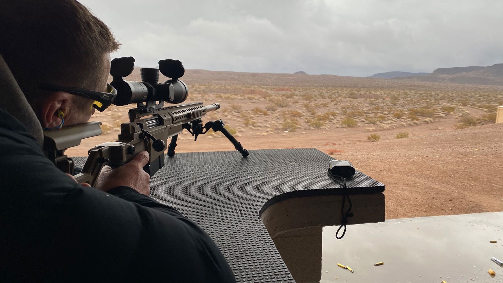 Pro zájemce byla připravená i puška Accuracy International AXSR v ráži .338 Lapua Magnum, osazená optikou Leapers INTEGRIX® IX6 4.5-27X56. Opět na kovový cíl ve vzdálenosti skoro kilometr!