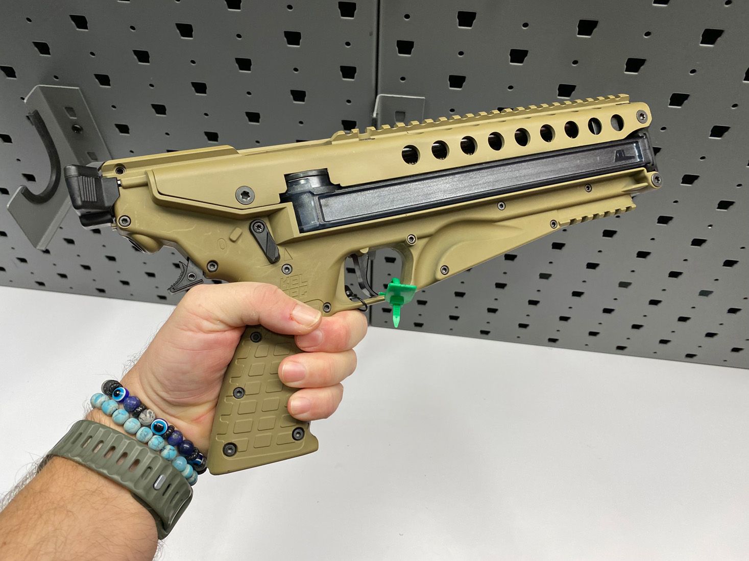 KelTec je americký výrobce, zde jeho “specialta”, pistole P50 v ráži 5,7x28 využívající zásobník (s kapacitou 50 ran) ze zbraně FN P90.