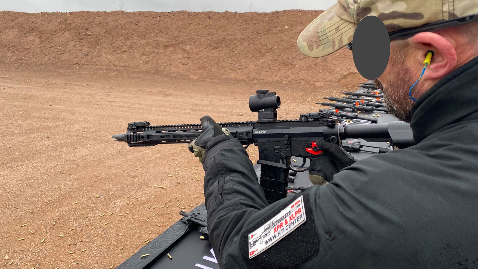 Velmi zvláštním doplňkem je tzv. Binary Trigger (binární spoušť) od Franklin Armory. Její instalací se  zbraň samonabíjecí upraví tak, že výstřel vyjde nejen při klasickém zmáčknutím, ale i při jejím puštění do bodu resetu. Tzn. zmáčkeš=vystřelí, pustíš=vystřelí. Určitě bylo zajímavé si vyzkoušet několik různých zbraní s touto úpravou (mj. stanovisko MV ČR je, se instalací ze zbraně samonabíjecí stává samočinná), ale praktický přínos v tom nevidím…