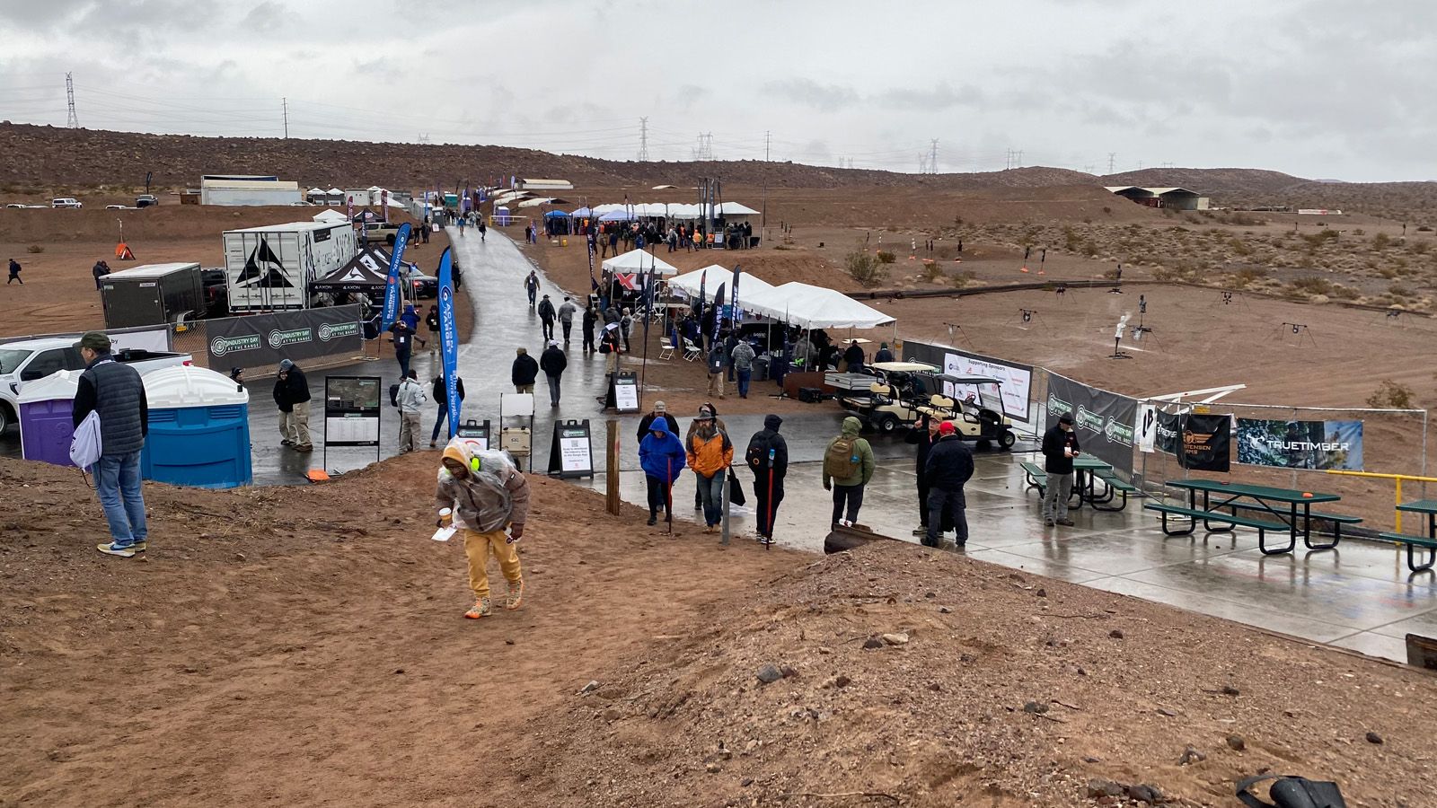 Rozlehlý areál střelnice Boulder Rifle and Pistol Club s cca třiceti střeleckými boxy. I když jsme byli kousek od Las Vegas, kde je třista slunečných dnů v roce, na nás vyšel některý z těch zbývajících… ale radost nám to zkazit nemohlo.