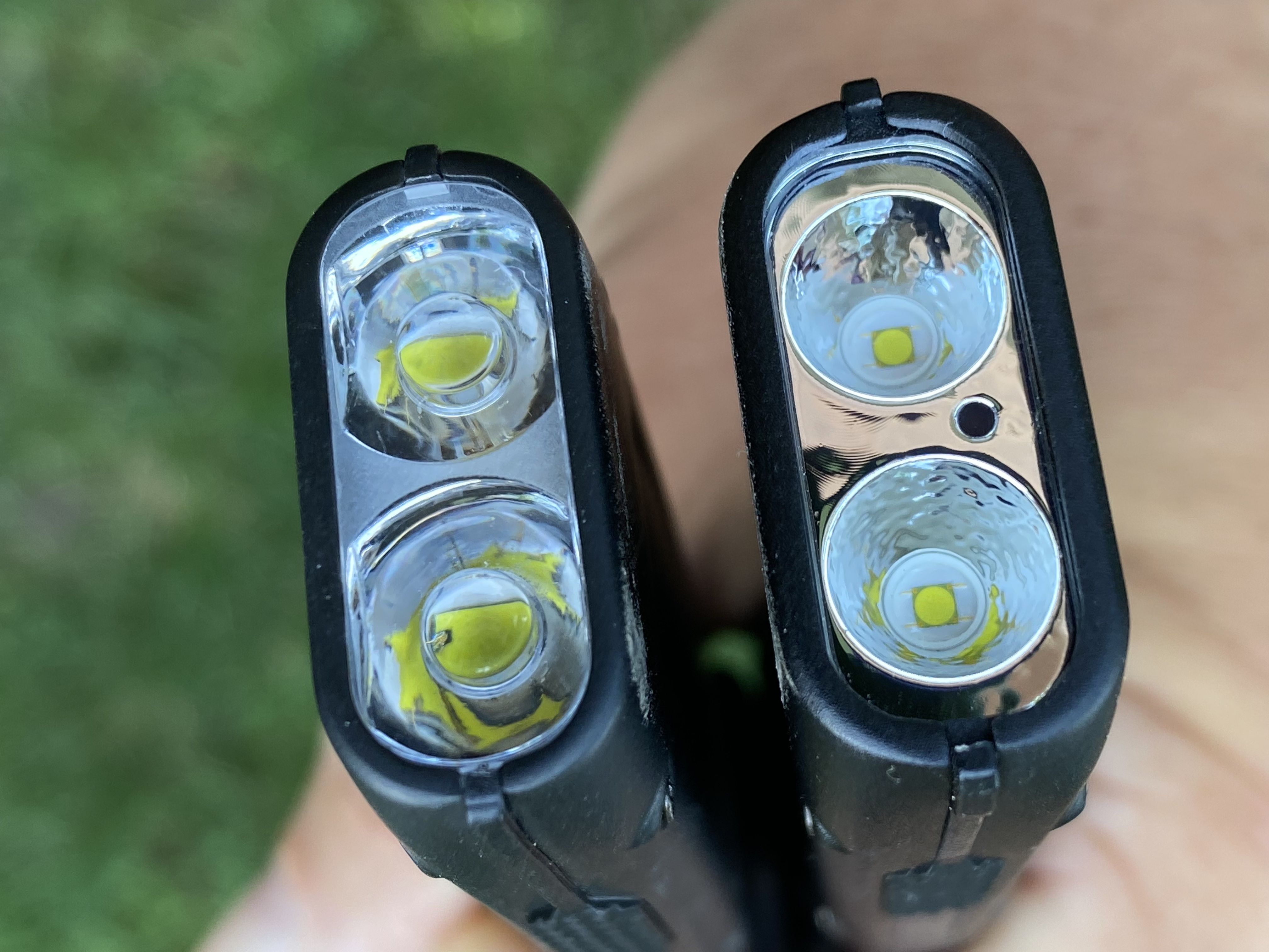 Velký rozdíl EDC25 vs. EDC27 je v použitém zdroji světla a s tím související změnou konstrukce reflektoru. Zatímco u 2x LED Luminus SST40 (EDC27 - vlevo) standardní reflektor není a světlo je usměrňováno čočkami, u 2x LED UHi20 (EDC25) už ho najdeme a to (vzhledem k rozměrům čela svítilny) poměrně hluboký a ještě s povrchem tzv. pomerančové kůry (orange peel reflector).