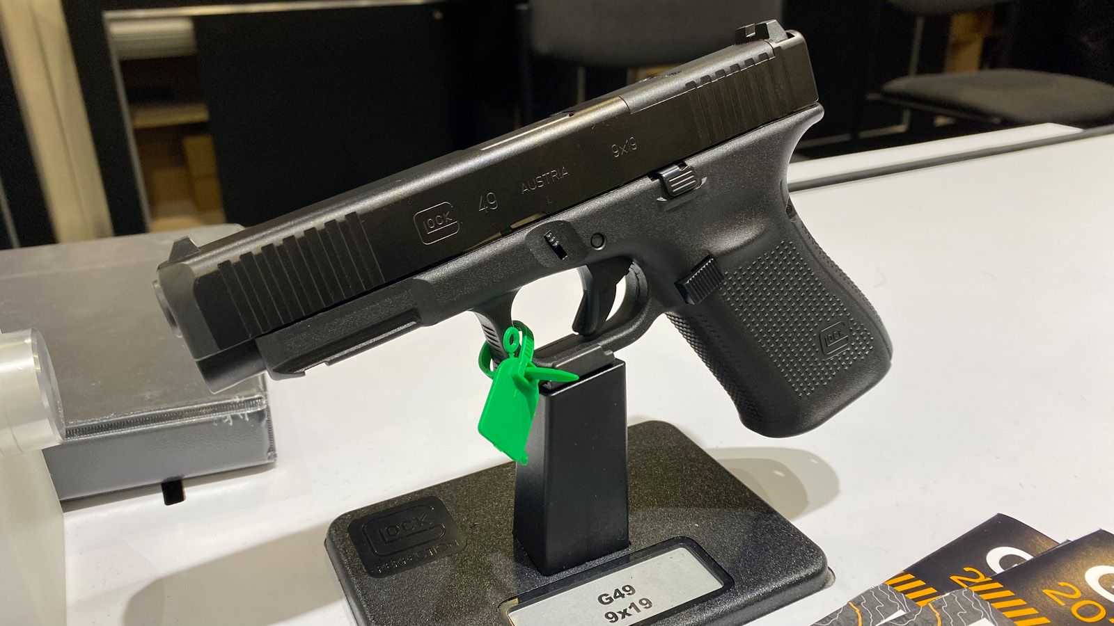 Model Glock 47 svoji koncepcí umožňuje, ve spojení s G19, sestavit hned několik kombinací rukojeť/závěr, proto bylo jen otázkou času, kdy z té nejsmysluplnější (tedy rukojeť G19 + závěr G17/47) vznikne samostatný model - a teď je tu a jmenuje se Glock 49.