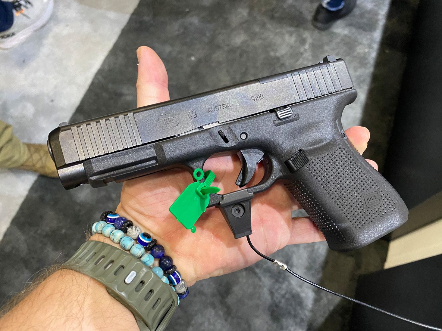 Model Glock 47 svoji koncepcí umožňuje, ve spojení s G19, sestavit hned několik kombinací rukojeť/závěr, proto bylo jen otázkou času, kdy z té nejsmysluplnější (tedy rukojeť G19 + závěr G17/47) vznikne samostatný model - a teď je tu a jmenuje se Glock 49.