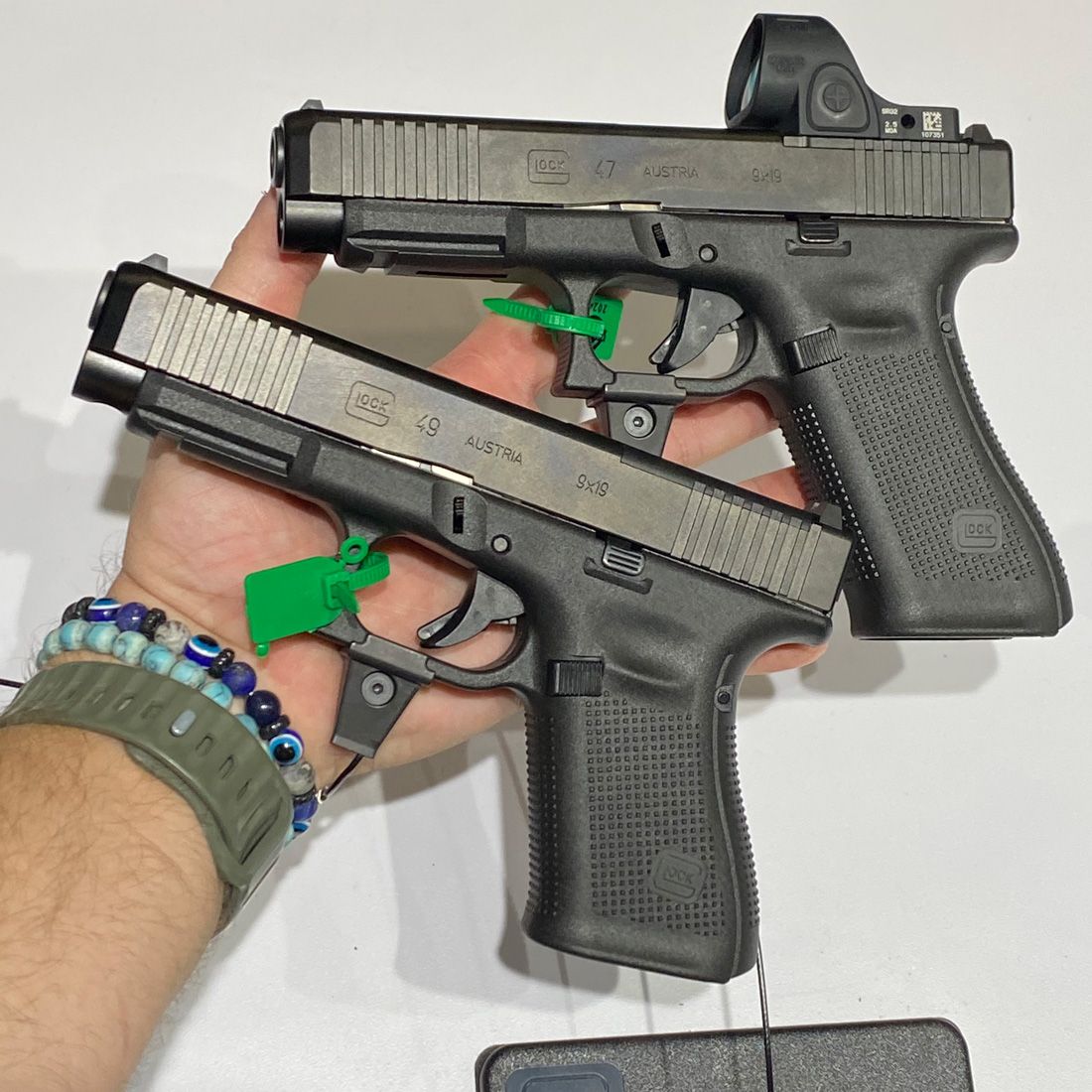 Model Glock 47 svoji koncepcí umožňuje, ve spojení s G19, sestavit hned několik kombinací rukojeť/závěr, proto bylo jen otázkou času, kdy z té nejsmysluplnější (tedy rukojeť G19 + závěr G17/47) vznikne samostatný model - a teď je tu a jmenuje se Glock 49.